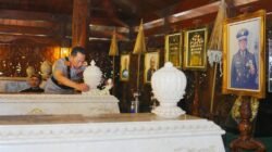 Usai Soekarno dan Gus Dur, Kapolri Ziarah-Tabur Bunga ke Makam Soeharto